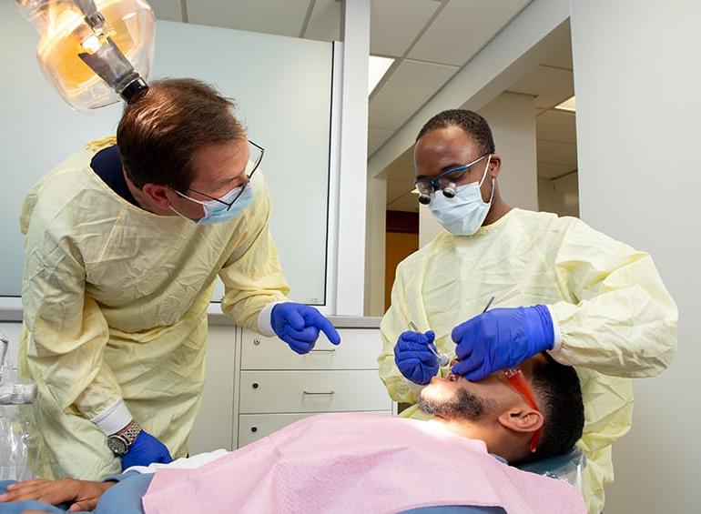牙科学生正要进入病人的口腔